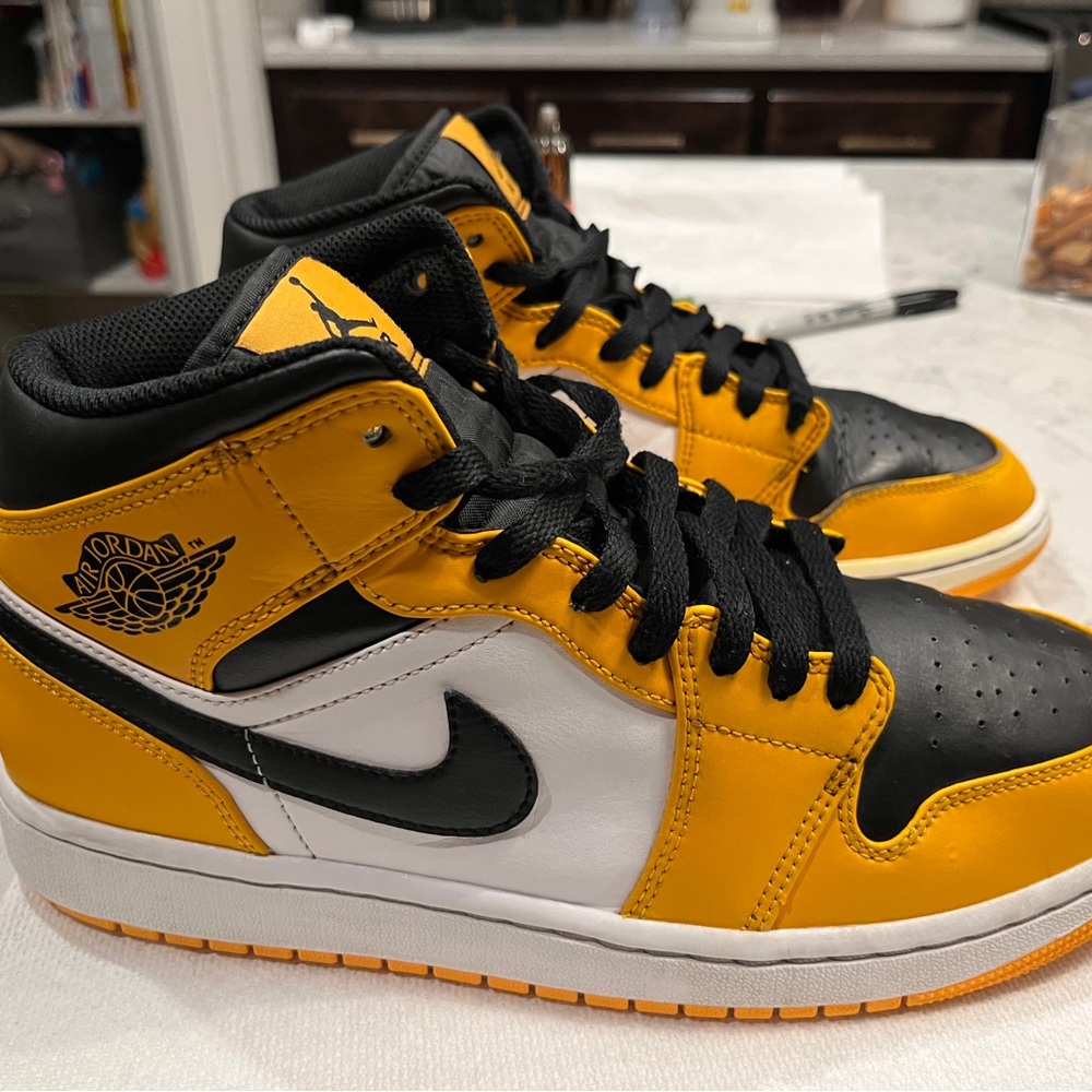 Nike Air Jordan Mid 1’s, size Men’s 9.5 tennis shoes w/ box